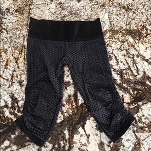lululemon athletica Black cropped leggings size 4 new without tags washed.
